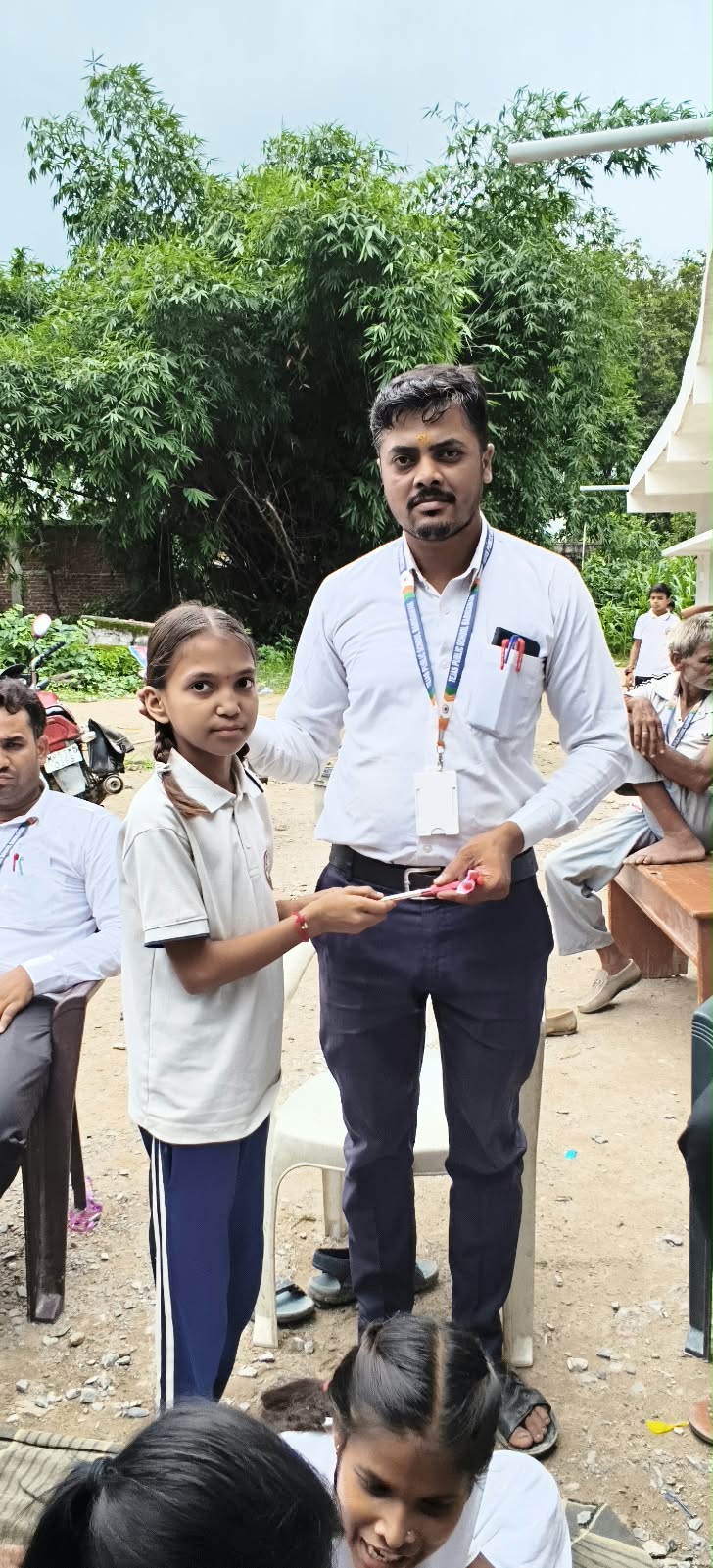 छात्र वाहन में सुरक्षित सवार होते हुए